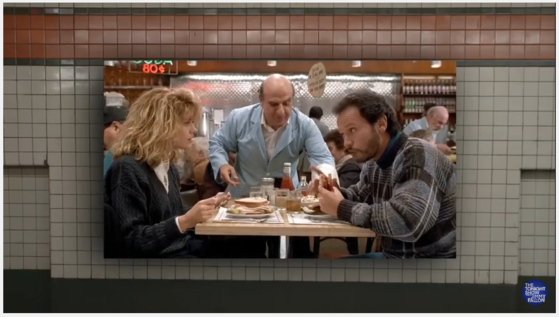 미국 영화 '해리가 샐리를 만났을 때'에서 샐리가 가짜 오르가슴을 흉내내는 장면을 찍은 뉴욕 맛집 '카츠 델리'. 음식점에 영화 사진이 걸려 있다. [NBC방송 '투나잇 쇼'] 