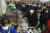 중국에서 신종 코로나가 확산한 지난 8일 중국 저장성의 항저우에 있는 마트에서 마스크를 쓴 사람들이 식료품을 대량 구매하고 있다. 사람들 옆으로 텅빈 판매대가 눈길을 끈다. [AP=연합뉴스] 