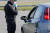 이탈리아 재정 경찰이 코로나19 확산으로 출입이 통제된 이탈리아 북부 도시 코도뇨에서 차를 멈춰세우고 있다. [AP=연합]