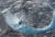 기록적 혹서가 기승을 부린 지난해 8월 그린란드 서부의 빙붕을 찍은 사진이다. 더위로 빙붕이 녹아내리면서 큰 강을 이루고 끝에는 폭포까지 형성돼 있다. [AP=연합뉴스] 