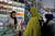 지난 24일 이란 수도 테헤란의 한 약국에서 마스크를 쓴 사람들이 마스크를 구입하고 있다. [AFP=연합뉴스] 