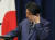 아베 신조 일본 총리가 지난달 29일 신종 코로나 관련 기자회견 도중 눈을 만지고 있다. [EPA=연합뉴스] 