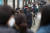 1일 오후 서울 종로구 하나로마트 서서울농협 사직점에서 시민들이 마스크를 사기 위해 줄을 서 있다. [연합뉴스]