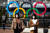 7월 올림픽을 앞둔 일본은 신종 코로나로 고민에 빠졌다. 사진은 마스크를 쓴 도쿄 시민. [로이터=연합뉴스]