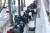 2일 오후 서울 종로구 하나로마트 서서울농협 사직점에서 시민들이 공적 마스크를 구매하기 위해 줄을 서고 있다. [연합뉴스]