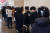 3일 오후 서울 시내 한 약국에 공급된 공적 마스크를 구매하기 위해 시민들이 줄을 서 있다. [연합뉴스]