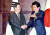 문재인 대통령이 지난해 12월 24일 오후 중국 쓰촨성 청두에서 아베 신조 일본 총리를 만나 악수하고 있다.[청와대사진기자단]