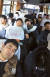 2011년 3월 일본에서 지진 때문에 고속도로에 갇힌 한라 선수들이 지쳐 버스에서 잠을 청하고 있다. [사진 안양 한라]