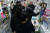  3일 오후 서울 시내 한 약국에 공급된 공적 마스크를 구매하기 위해 시민들이 줄을 서 있다.[연합뉴스]