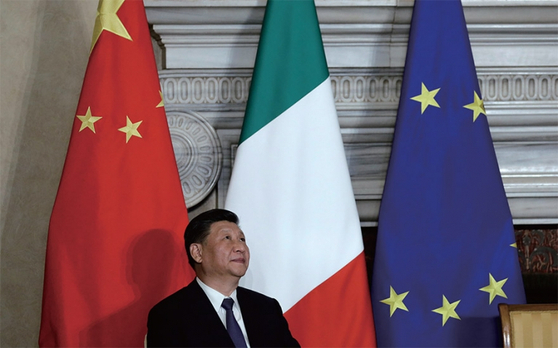 시진핑 중국 국가주석이 지난해 3월 23일 이탈리아의 수도 로마에서 주세페 콘테 이탈리아 총리와 일대일로 양해각서(MOU) 서명식에 참석하고 있다. 시 주석의 뒷편에 왼쪽부터 중국, 이탈리아, 유럽연합 깃발이 보인다. / 사진:연합뉴스