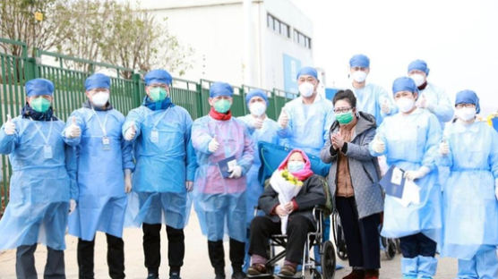 중국서 위중했던 98세 코로나 환자 건강 회복해 퇴원