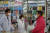 황교안 미래통합당 대표가 4일 오전 약국에서 마스크 판매 현황을 체크하는 모습. [황교안 대표 페이스북]