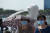 마스크를 쓰고 싱가포르 마리나 베이를 둘러보는 관광객들. AFP=연합뉴스