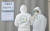 지난달 22일 국가지정 입원치료병상을 운영하고 있는 대전 충남대병원 선별진료소에서 보건당국 관계자들이 보호복을 입고 환자를 기다리고 있다.[프리랜서 김성태] 