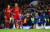 리버풀 파비뉴(가운데)와 판데이크(왼쪽)가 3일 FA컵에서 두번째 실점 후 허탈해하고 있다. [로이터=연합뉴스]
