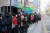 4일 오전 인천시 남동농협 하나로마트 앞에서 마스크 구입을 위해 줄을 서서 기다리고 있다. [뉴스1]