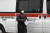 마스크를 쓴 한 나이지리아 여성이 지난달 28일 이탈리아인 신종 코로나 확진자가 나온 라고스의 야바병원 앞에서 서류를 든 채 심각한 표정으로 구급차 앞을 지나가고 있다. [AP=연합뉴스]