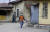지난달 28일 아프리카 사하라 이남 지역인 나이지리아의 라고스에서 이탈리아인이 신종 코로나 감염증(코로나19) 확정 판정을 받은 뒤, 지역 주민들이 마스크를 쓴 채 거리를 걷고 있다. [AP=연합뉴스]