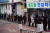  황교안 미래통합당 대표가 4일 오전 서울 서대문구 신촌 하나로마트 앞에서 마스크를 사기 위해 줄을 서고 있다. [황교안 대표 페이스북]
