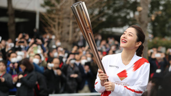 바흐 “도쿄올림픽 개최 IOC가 전면 관여”…日선 ‘연기론’ 등장 