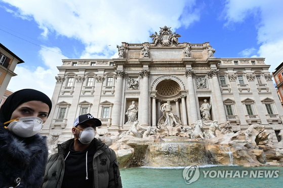 이탈리아 로마 명소 트레비 분수 앞 마스크를 쓴 관광객들. AFP=연합뉴스
