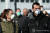 코로나바이러스 감염증이 확산하는 이탈리아에서 마스크를 쓰고 거리를 걷는 시민들. AFP=연합뉴스