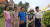 람빵 사원 앞에서 경비를 담당하고 있는 경찰 및 안내원들과 함께.