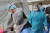 4일 오후 서울 중랑구 서울의료원에 설치된 선별진료소에서 의료진이 분주히 움직이고 있다. 연합뉴스