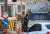 지난 2일 오전 경북 칠곡군 왜관읍 캠프캐럴 미군기지 출입문에서 마스크를 쓴 미군 병사와 보안요원이 기지 내부로 들어가는 차량 출입을 엄격히 통제하고 있다. [뉴스1]