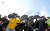 진영 행정안전부 장관이 지난 1월 30일 충남 아산 경찰인재개발원 인근 마을에 모습을 보이자 주민들이 계란을 던지며 항의하고 있다. 연합뉴스
