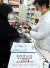 시민이 서울의 한 약국에서 신분증을 내고 공적 판매 마스크를 사고 있다. 뉴시스