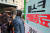 5일 오후 서울 도봉구 하나로마트 창동점에서 시민들이 마스크 판매종료 안내판 뒤로 줄을 서 있다. [연합뉴스]