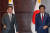 문재인 대통령(왼쪽)이 24일 오후(현지시간) 중국 쓰촨성 청두에서 아베 신조 일본 총리와 정상회담을 하기 위해 입장하고 있다. [청와대사진기자단]