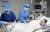 중국 후베이성 우한에서 의료진이 코로나19 감염 환자를 돌보고 있다. 중국 인민망 캡처