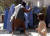 탈레반 통치 시절 아프가니스탄 수도 카불의 거리에서 종교 경찰에 여성듫을 매질하는 모습. [위키피디아]