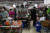7일 베트남 하노이 마트에서 생필품을 사기 위해 기다리고 있는 시민들 모습. [AFP=연합뉴스]