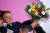 세계 여성의 날을 앞둔 6일 브라질의수도 브라질리아에서 열린 기념 행사에서 자이르 보우소나루 대통령이 장미 꽃다발을 들어보이고 있다. [로이터=연합뉴스] 