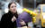 세계 여성의 날을 앞둔 지난 6일 러시아 모스크바에서 한 여성이 노란 튤립 꽃다발을 들고 거리를 걸어가고 있다. 옛 소련 시절의 영향으로 러시아에선 세계 여성의 날을 맞아 여성에게 꽃다발을 선물하는 풍습이 있다. 원래 장미로 시작했지만 지금은 종류를 가리지 않는다 .[타스=연합뉴스] 