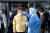 지난달 5일 오후 이재명 경기도지사가 성남시의료원을 현장 방문해 의료원에 입장하기 전 발열 검사를 받고 있다. 사진 경기도 제공