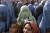 얼굴을 포함한 온몸을 가린 부르카를 입은 아프간 여인들. [중앙포토]