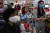 7일(현지시간) 베트남 하노이에서 마스크를 쓴 사람들이 슈퍼마켓에서 식료품을 사기 위해 줄을 서 있다. [AFP=연합뉴스]