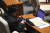 민병두 더불어민주당 의원이 공직선거법 개정안에 대한 필리버스터가 한창이던 지난해 12월 25일 오전 국회 본회의장에서 휴대폰을 보고 있다. 임현동 기자