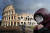 이탈리아 내 신종 코로나 확진자가 급증하는 가운데 지난 7일 로마의 콜로세움 앞을 한 남성이 마스크를 쓴채 지나가고 있다. [AFP=연합뉴스] 