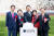 2020년 도쿄 올림픽·패럴림픽 메인스타디움으로 사용될 국립경기장 준공식에 참석한 아베 신조(맨 왼쪽) 일본 총리와 올림픽 관련 주요 인사들. 도쿄올림픽은 7월 24일부터 8월 9일까지 열릴 예정이다. [AP=연합뉴스]