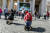 신자들이 8일 성 베드로 광장에 설치된 교황 인터넷 생중계 화면을 보며 기도하고 있다. [EPA=연합뉴스]