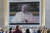 8일(현지시간) 이탈리아 성 베드로 광장에 설치된 대형 스크린에 프란치스코 교황의 주일 삼종기도 생중계 화면이 나오고 있다. [AP=연합뉴스]