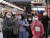 지난 5일 마스크를 쓴 관광객들이 일본 도쿄의 유명 관광지인 아사쿠사의 센소지 인근 거리를 걷고 있다. [EPA=연합뉴스] 