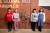 (왼쪽부터)김태균 학생기자, 김윤아 학생모델, 김윤수 학생기자, 유지안 학생모델이 CJ CGV 본사 내부에서 카메라를 향해 포즈를 취해 보였다. 이들은 이동할 땐 마스크를 쓰다가 사진 촬영을 위해 잠시 마스크를 벗었다.