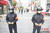중국 청뚜의 경찰들이 체온 37.3도를 넘는 사람을 탐지할 수 있는 헬멧을 쓰고 지나는 사람들을 지켜보고 있다. [중국 중신망 캡처]