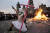 '세계 여성의 날'인 8일(현지시간) 한 여성이 분홍색 십자가를 들고 멕시코시티 소칼로 광장에서 시위를 벌이고 있다. 여성의 몸에 '멕시코는 유아 성폭력에서 1위다"고 쓰여 있다. [로이터=연합뉴스]
